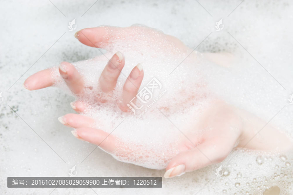 女人手在浴缸里用泡沫