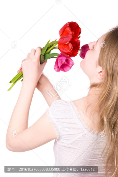 年輕女人聞花