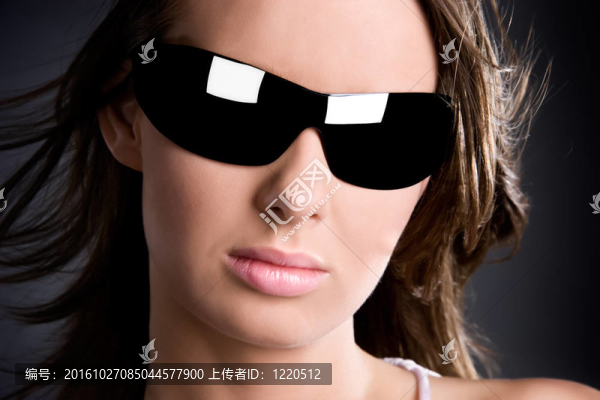 女性在太陽眼鏡魅力肖像