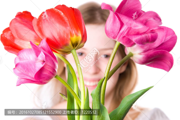 年輕快樂的女人與花