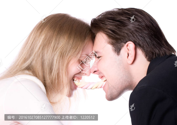 男人和女人在為一個(gè)糖果而斗爭(zhēng)