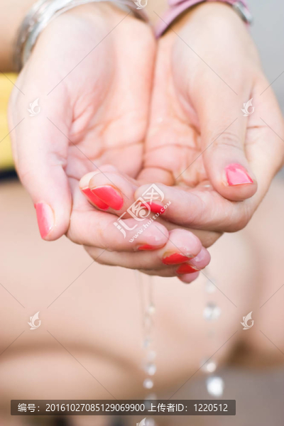 女人手上流淌的水