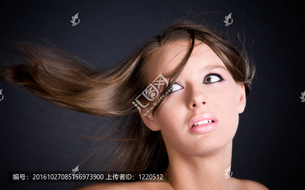 有著飄揚(yáng)的頭發(fā)的女人