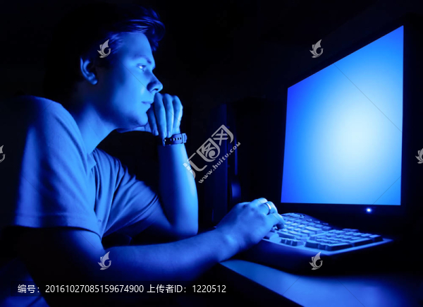 電腦屏幕前的人