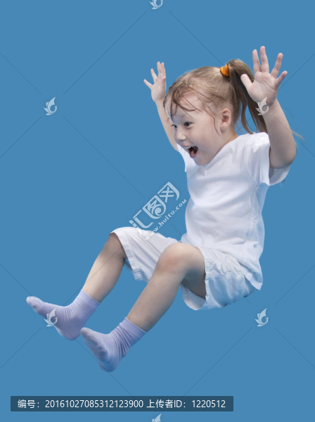 小幸福的女孩在跳