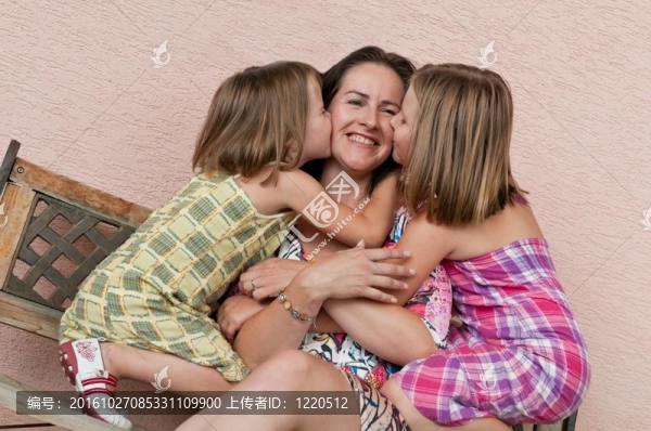 愛(ài)的母親與孩子