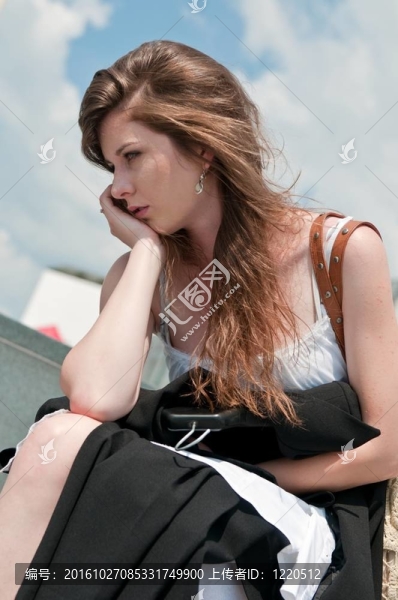 嚴重的問題-年輕的擔心的女人