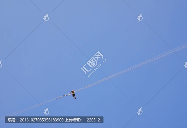 掛在繩子上的登山者