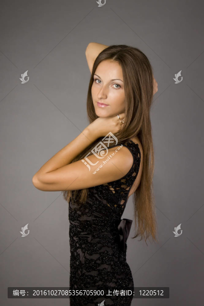 穿黑衣服的女孩