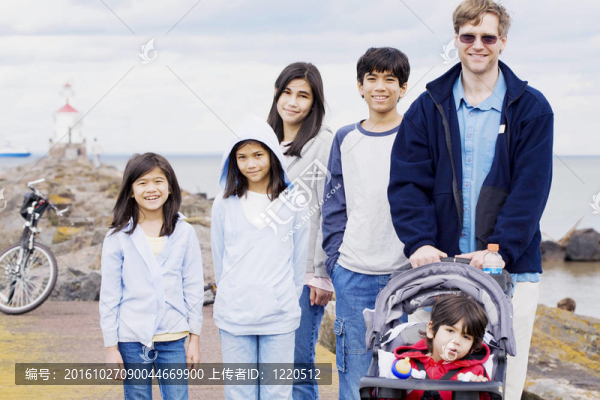 他的五個(gè)孩子在沙灘上的父親；跨種族家庭