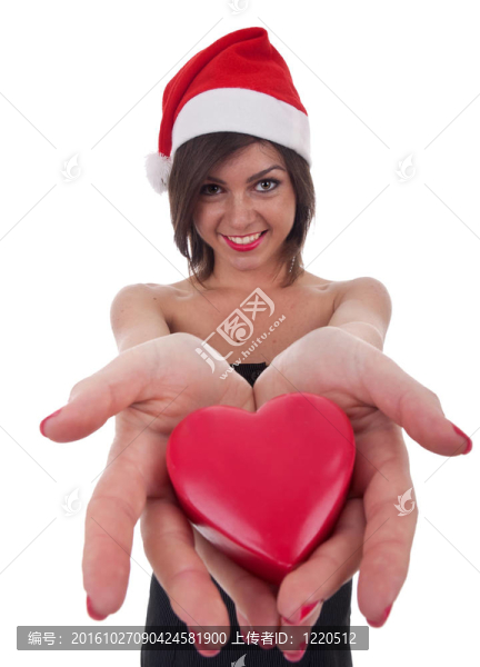 戴圣誕帽的女人抱著一顆心