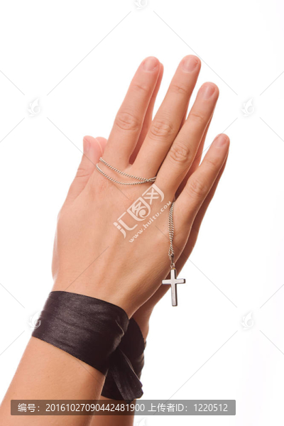 女人祈禱著握著她的十字架。