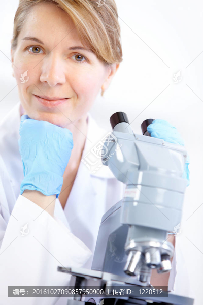 女人用顯微鏡