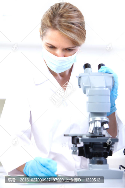 女人用顯微鏡