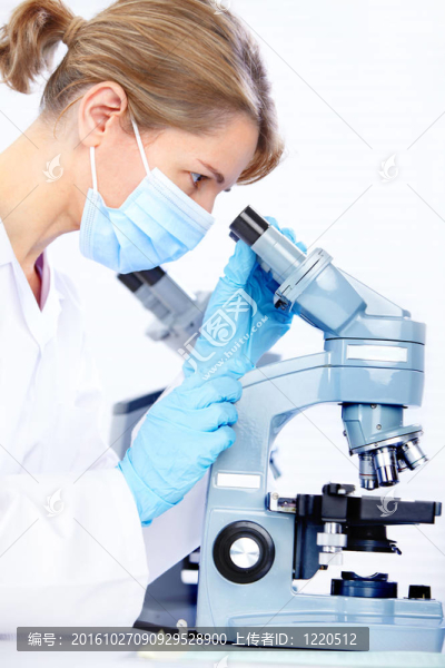 女人用顯微鏡
