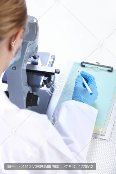 女人用顯微鏡