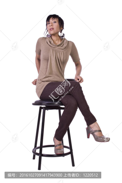 漂亮的女人在椅子上擺姿勢