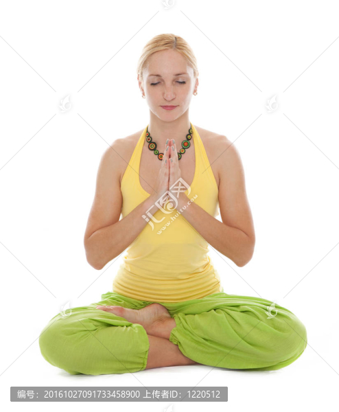練習(xí)瑜伽。年輕的女人