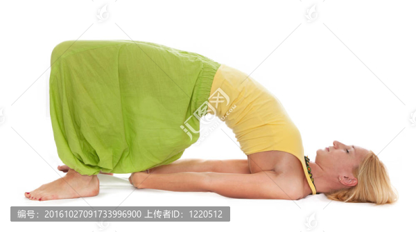 練習(xí)瑜伽。年輕的女人