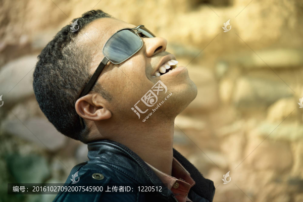 快樂微笑的非洲男人