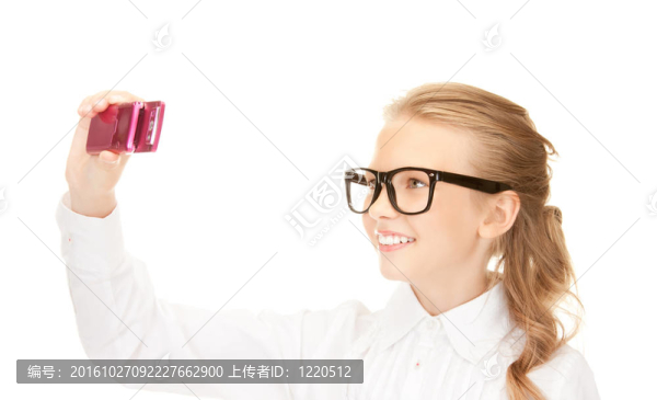 用手機拍照的快樂女孩