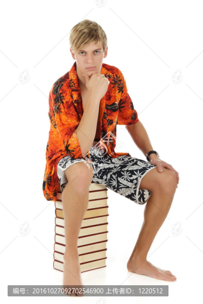 年輕人在夏天的衣服；書(shū)籍