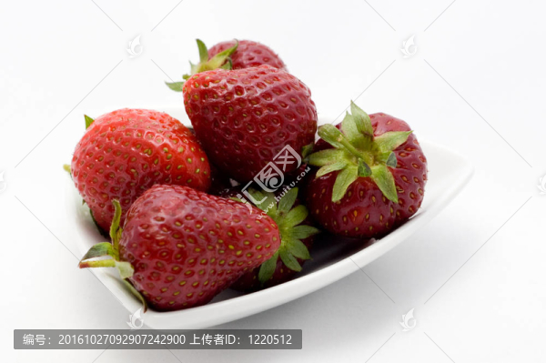 草莓在板