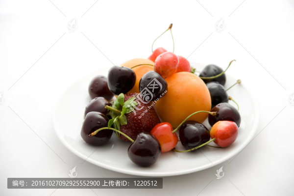 杏；草莓和櫻桃