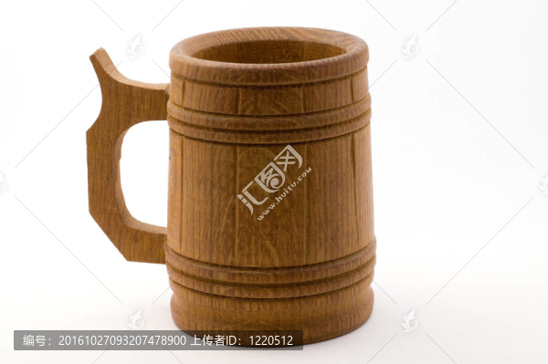 木制的啤酒杯