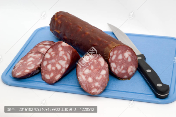 在一個切板上的香腸
