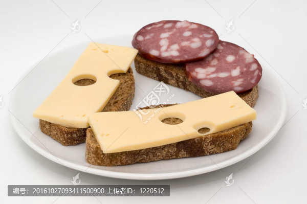 盤子上的三明治