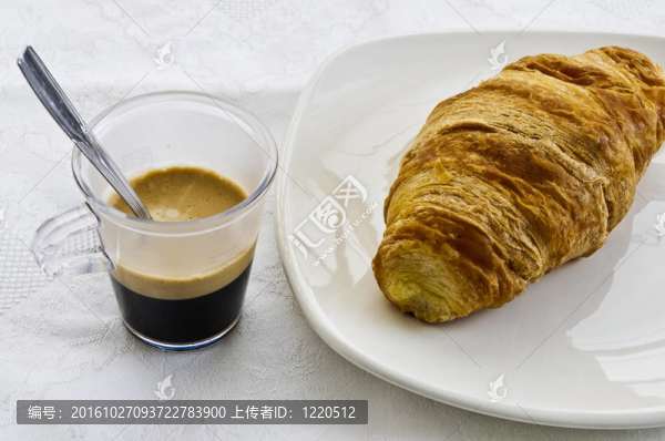 咖啡和牛角包