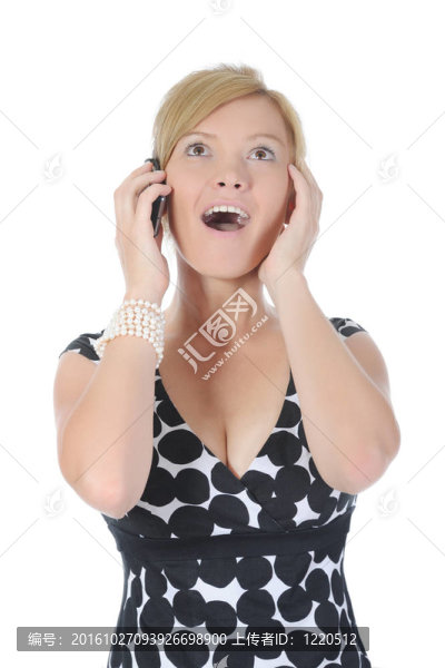 帶著電話的年輕女人