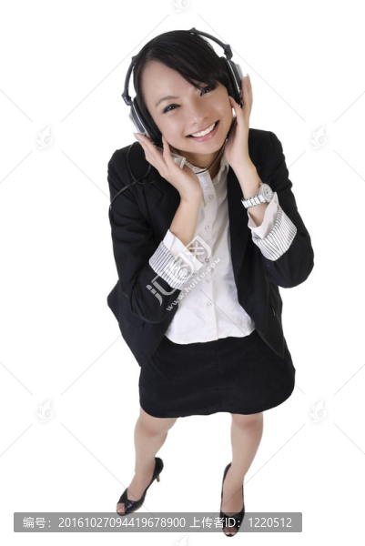 快樂微笑商業(yè)女性聽音樂