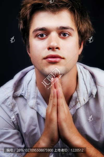 一個男性英俊年輕男子的工作室肖像