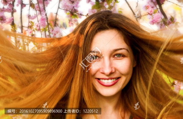 幸福的女人長(zhǎng)著美麗的長(zhǎng)發(fā)和花