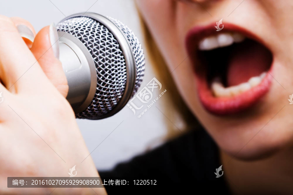 女歌手的嘴和麥克風(fēng)特寫