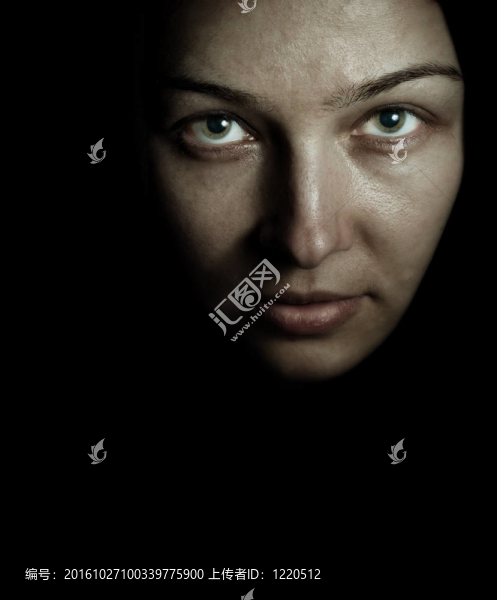 臉和怪異的神秘女子在黑暗中的眼睛