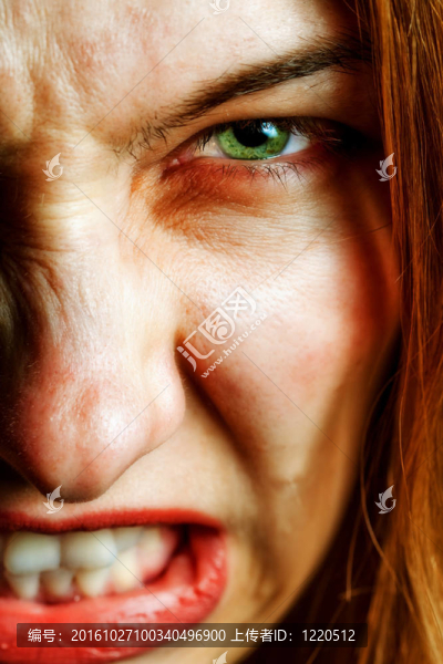憤怒的女人面對邪惡的可怕的眼睛