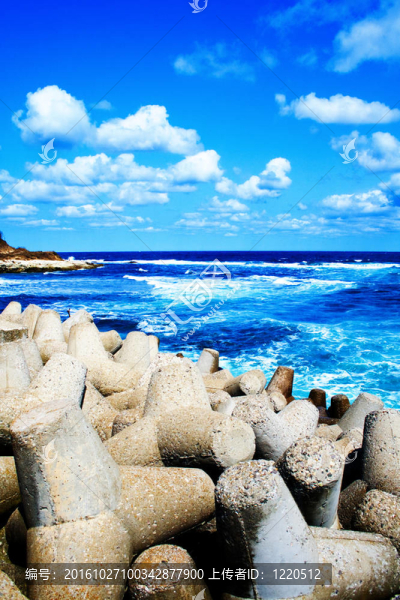 豐富多彩的場景，藍色的大海；天空的浮云