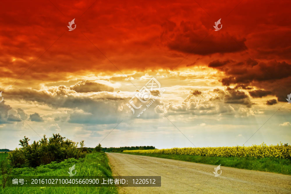 鄉(xiāng)村道路；陽(yáng)光與戲劇性多云的天空
