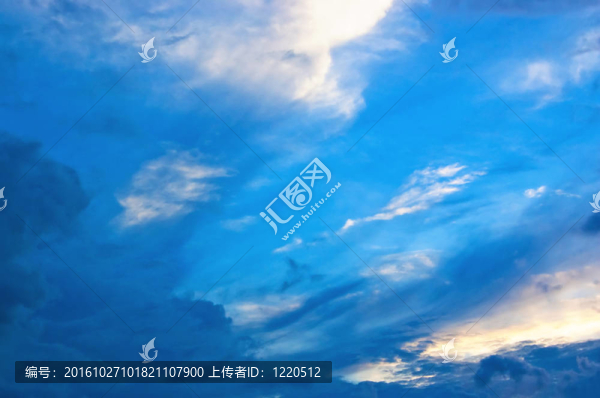 五顏六色的戲劇天空與云彩在日落