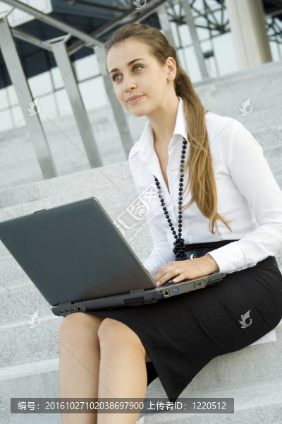 商業(yè)女人與筆記本電腦