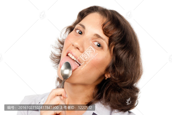 漂亮的女孩舔勺子