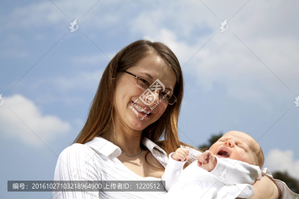快樂的母親與打哈欠的嬰兒