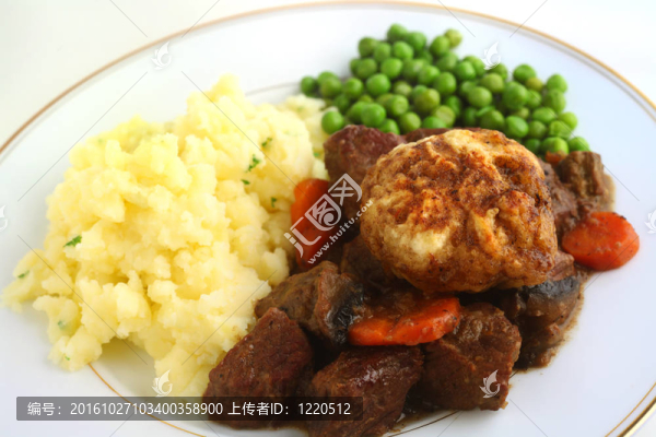 燉牛排和餃子晚餐
