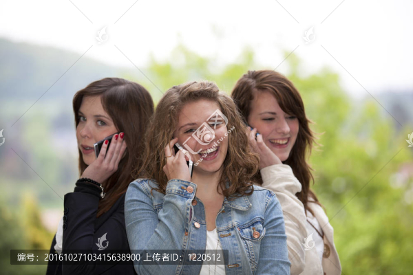 三個(gè)十幾歲的女孩的手機(jī)