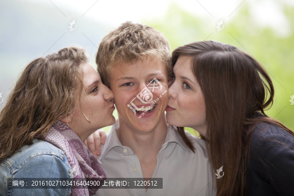 被兩個女孩吻的少年