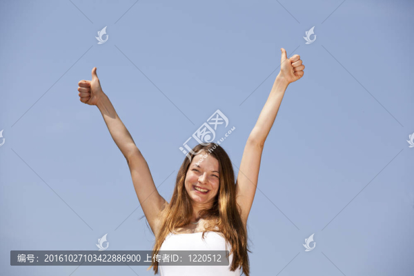 微笑的女人冒充豎起大拇指