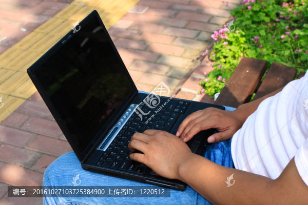 使用筆記本電腦的人